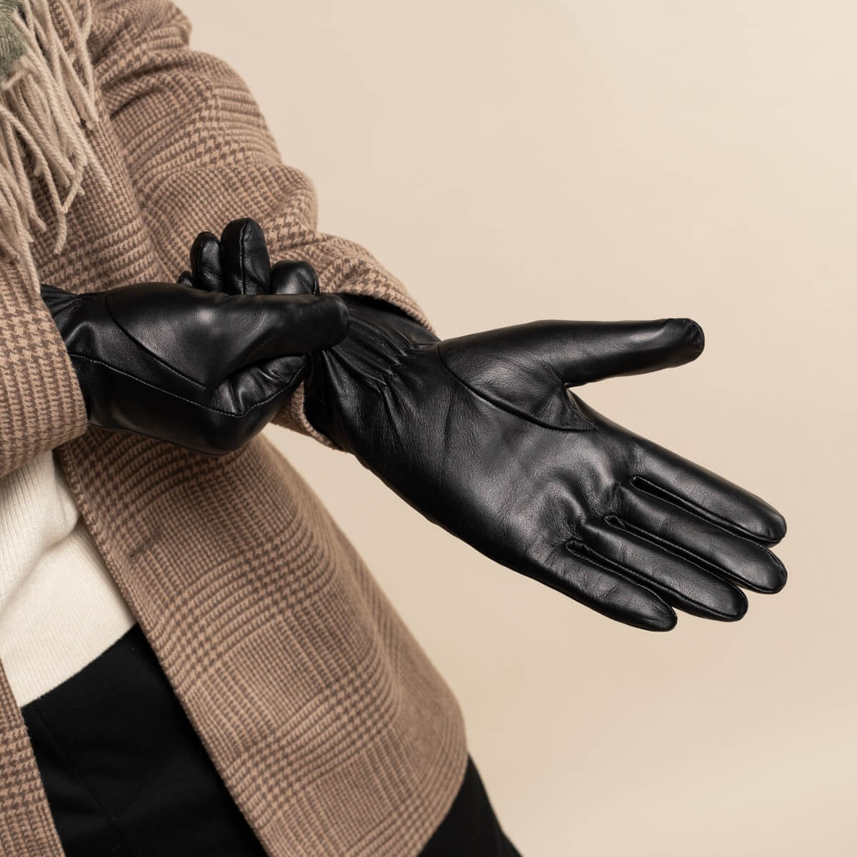 Elijah (black) – Timeless sheepskin leather gloves with luxurious cashmere lining & touchscreen capability