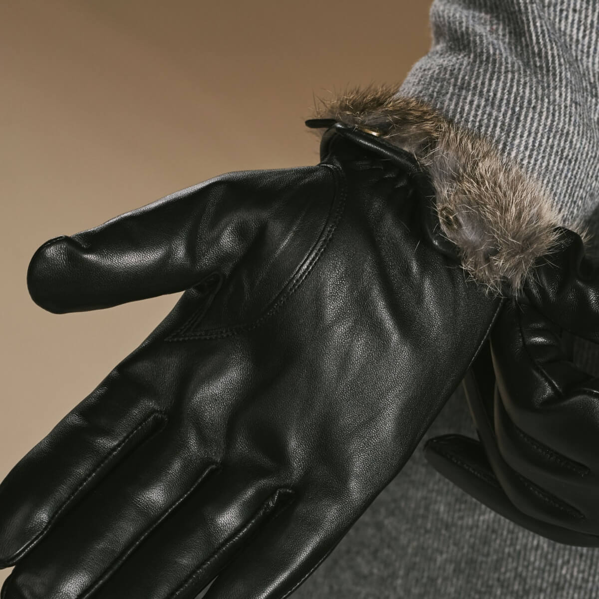 Ezra (black) - Lambskin leather gloves with warm rabbit fur lining and touchscreen feature