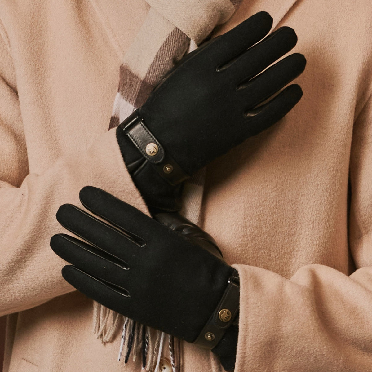 Fabrizio (black) – Tweed men's gloves with touchscreen capability and adjustable snap button