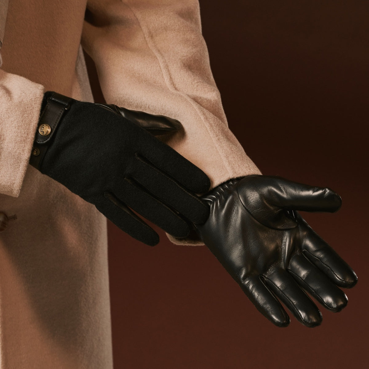 Fabrizio (black) – Tweed men's gloves with touchscreen capability and adjustable snap button